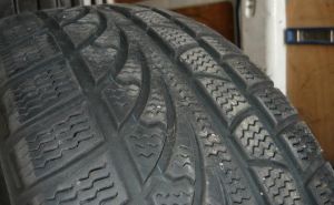 Predam 2 ks pneu 225/55 r17 zimne Petlas